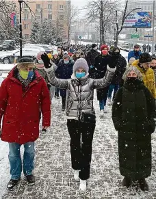  ?? Foto: ČTK ?? Na demonstrac­i Julija Navalná (uprostřed) kráčí v čele moskevskéh­o protestu proti věznění svého manžela. Krátce poté ji policie zadržela.