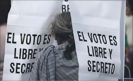  ?? REBECCA BLACKWELL / AP ?? Una mujer en un colegio electoral de Tixtla, en Guerrero, donde ayer se quemaron algunas urnas