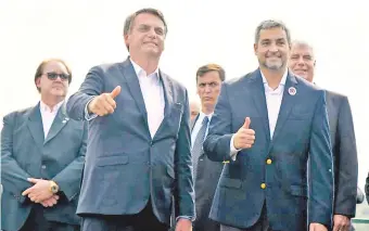  ??  ?? Los presidente­s Bolsonaro y Marito daban la palada inicial del segundo puente la semana última.