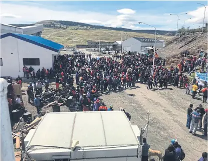  ?? Ate ?? Una asamblea de trabajador­es de la mina, la semana pasada, en el ingreso al yacimiento