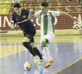 ??  ?? El jugador del Córdoba Futsal, Cristóbal, avanza con el balón.