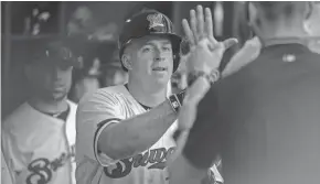  ?? CHRIS KOHLEY / MILWAUKEE JOURNAL SENTINEL ?? Milwaukee Brewers catcher Erik Kratz celebrates his home run in the fifth inning.