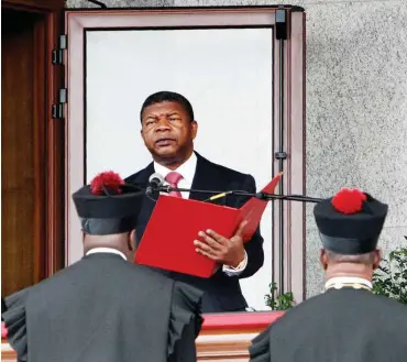  ?? Foto: AFP/Ampe Rogerio ?? Am Anfang stand der Amtseid: Nun ist Angolas Präsident João Lourenço dabei, Verspreche­n umzusetzen.