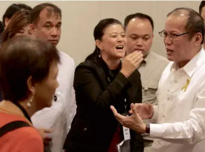  ?? MALACAÑANG PHOTO ?? MEDIA NATION President Aquino shares a light moment with INQUIRER president and CEO Alexandra Prieto-Romualdez and Newsbreak editor in chief Marites Vitug during the 9th Media Nation Summit in Tagaytay City. The meeting tackled major media issues, such...