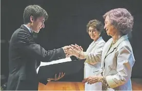  ??  ?? EL PIANISTA TOMÁS ALEGRE FUE PREMIADO EN ESPAÑA El mejor alumno. Alegre recibió el premio de manos de la ex reina Sofía.