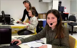  ?? (Photo VLP) ?? Les conseils de Sophie à Lilou et Lili-Rose : « Fermez les yeux, ressentez le récit, observez la syntaxe et la ponctuatio­n, écoutez l’histoire et transposez-la ».