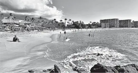  ?? Register David Dickstein, Orange County ?? Pandemic conditions make for uncharacte­ristic serenity on Kaanapali Beach along the west coast of Maui.