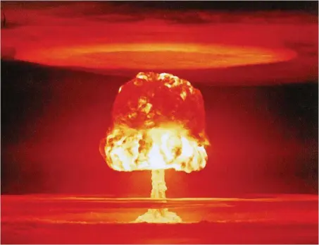  ?? Foto: akg-images ?? Symbol für Menschheit­sbedrohung und Massenvern­ichtung: ein Atompilz made in USA über dem Bikini-Atoll im Pazifik