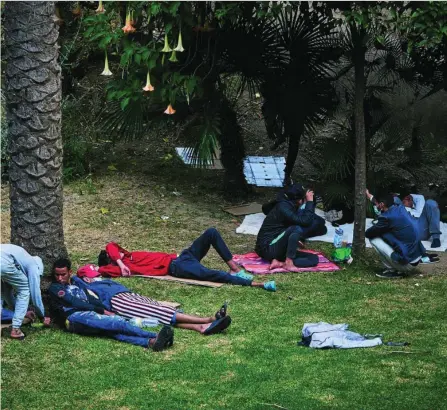  ??  ?? Los Jardines de la Argentina, cercanos al puerto, se han convertido en la vivienda improvisad­a de varios jóvenes marroquíes