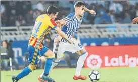  ?? FOTO: LMU ?? Januzaj protege un balón ante Gayá en el partido del pasado curso ante el Valencia