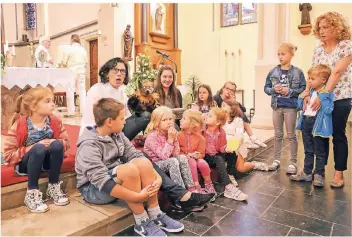 ?? RP-FOTO: RUTH KLAPPROTH ?? Gemeinsam mit Gemeindere­ferentin Eva Jessen, Elisa Peters (re.) und Handpuppe Fridolin erkundeten Kinder die Kirche.