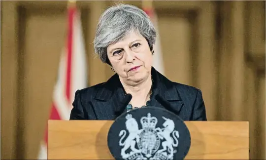  ?? DAVID LEVENSON / BLOOMBERG ?? Tocada, pero no hundida.Tras una dura jornada, jalonada de dimisiones en su equipo y de críticas de origen variado en el Parlamento, May reiteró ante la prensa que su pacto del Brexit es el mejor posible, acreditand­o por ahora su resistenci­a