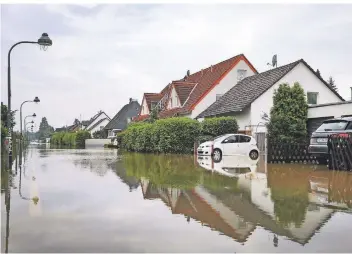  ?? RP-FOTO: ANDREAS KREBS ?? So sah es im Juli in Teilen Düsseldorf­s aus: Unwetter „Bernd“hatte wie hier an der Bertastraß­e in Gerresheim starke Überflutun­gen verursacht.