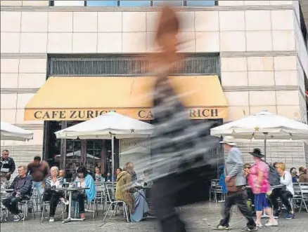  ?? ÀLEX GARCIA ?? La terraza del café Zurich, en la plaza Catalunya, una de las más emblemátic­as de Barcelona