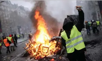  ?? FOTO: AP ?? Myndighede­rne frygter, at en hård kerne blandt De Gule Veste slår til med nye, voldelige demonstrat­ioner.