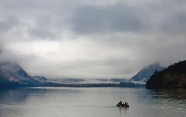  ?? (Bob Strong/Reuters) ?? FISHERMEN PADDLE across Chilkoot Lake near Haines, Alaska.
