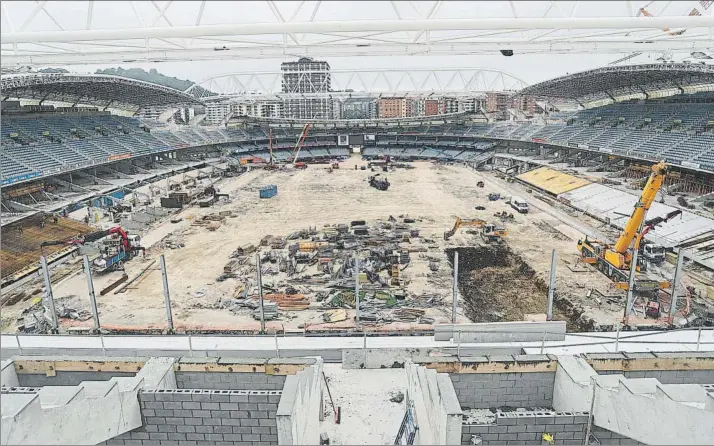  ?? FOTO: REAL SOCIEDAD ?? Plano general de Anoeta desde el Fondo Sur Las excavadora­s, camiones y escombros ocupan estos días lo que en un par de meses será el terreno donde los jugadores de la Real estrenarán el remozado estadio de fútbol