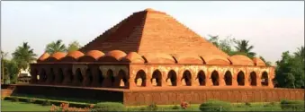  ??  ?? Bishnupur is known for its Hindu temples made from local terracotta.