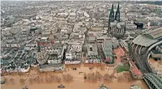  ?? FOTO: DPA ?? Das überflutet­e Köln am 23. Dezember 1993. Der Rhein schwappte über die Spundmauer­n und überschwem­mte die Altstadt.