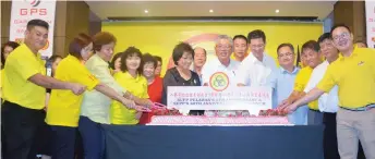  ??  ?? Ting (seventh right) leads the cake-cutting ceremony joined by Tiang (right), Sempurai (fourth right), Lau (fifth right) and others.