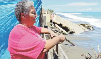  ??  ?? ASUSTADA. Así vive Mayra Cancel, pues cada vez que sube la marea, la casa alquilada en la que vive con sus nietos, de 12 y 8 años, se le llena de agua.