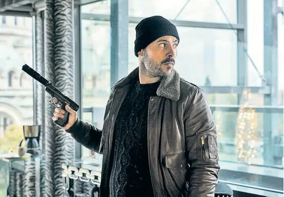  ??  ?? Ciro Di Marzio (Marco D’Amore), genannt „Der Unsterblic­he“, setzt auch in Staffel drei auf aktive und passive Sicherheit mittels Pistole.