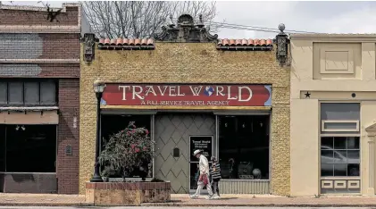  ?? Godofredo A. Vásquez / Staff photograph­er ?? The first death caused by the new coronaviru­s in the state of Texas was recorded in Matagorda County, after a 97-year-old funeral director from Bay City died Sunday. Stores in downtown are closed in an effort to slow down the spread.