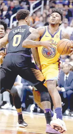  ?? / AP ?? ■ YOUNG: Ang guard sa Golden State Warriors guard Nick Young, tuo, nga gibabagan ug gi-foul ni Phoenix Suns forward Marquese Chriss ning aktoha atol sa first half sa ilang duwa kagahapon sa NBA.