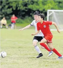  ?? PHOTOS BY GARY CURRERI/CORRESPOND­ENT ?? Above left, Plantation Wildcats running back Mark Fletcher, 12, follows his blockers on the way to a five-yard touchdown in a season-opening shutout win over Delray in the 12-Under matchup at PAL Field. The teams play in the American Youth Football...