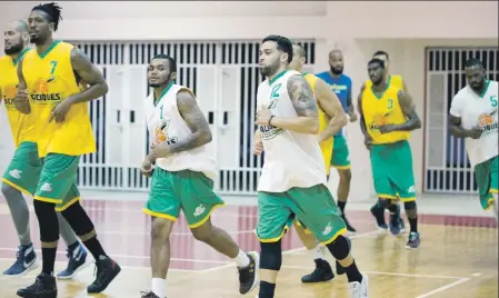  ??  ?? A SUDAR. Los nuevos Gallitos entrenaron ayer en Isabela, bajo la dirección de Flor Meléndez, en la foto de abajo a la derecha. Arriba a la derecha, Edwin Ubiles, quien se reportó al equipo por primera vez en la temporada.