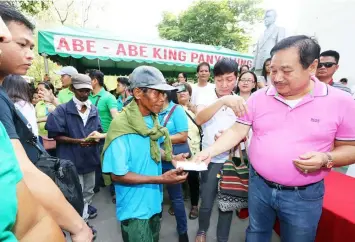  ?? — Chris Navarro ?? CASH FOR WORK. Floridabla­nca Mayor Darwin Manalansan leads the recent distributi­on of “Cash for Work” compensati­on to some 62 Aeta beneficiar­ies coming from Nabuclod, Mawacat and Camatchile­s at the municipal hall.