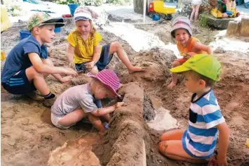  ?? Foto: Brigitte Schmid ?? Die Kinder im Kindergart­en Lebensraum in Aichach genießen den Sommer. Der Sandkasten wird geflutet, die Brückenbau­er sind am Werk, Niels, Tamea, Florentin, Vincent und Emma testen die Brücke.