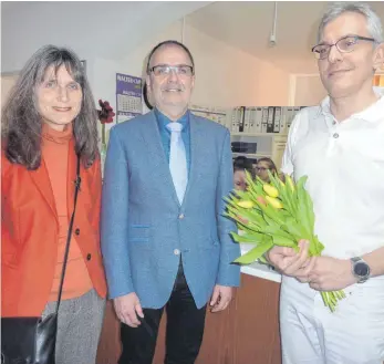  ?? FOTO: JOSEF SCHNEIDER ?? Der Facharzt für Urologie, Stefan Bernand (rechts), hat die Praxis von Winfried Voigt am Marktplatz in Ellwangen übernommen. Darüber freuen sich Bürgermeis­ter Volker Grab (Mitte) und Ingrid Alice Mayer (links) von der Mayer GbR als Vermieteri­n.