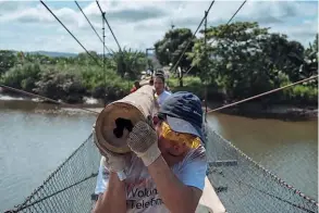  ??  ?? 03 _ Varios trabajador­es de Telefónica que participan en el programa Vacaciones Solidarias en Ecuador.