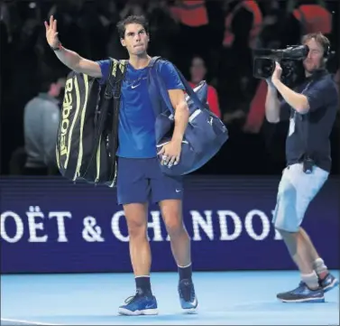  ??  ?? NO PUDO. Tras levantar cuatro bolas de partido, Nadal se despidió con derrota del público del O2.