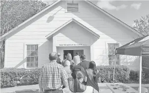  ?? — Gambar Reuters ?? SERANGAN SENJATA API: Orang ramai berkumpul untuk masuk ke dalam First Baptist Church bagi memperinga­ti mereka yang terbunuh dalam kejadian tembakan di Sutherland Springs, Texas, A.S pada 15 November 2017.