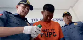  ?? —NIÑOJESUSO­RBETA ?? HIS ALIBI The police are not quite sure what to make of Christian Guzman’s (center) explanatio­n for bringing a grenade to the MRT 3 station in Cubao, Quezon City.