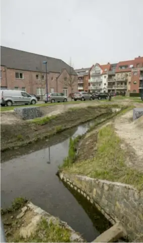  ??  ?? In de Volderij, een nieuwe wijk, vangen meertjes het regenwater op.