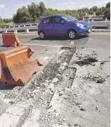  ??  ?? Debido a que se fracturaro­n las puntas y pone en riesgo a la población, se están realizando trabajos en el puente de la autopista Querétaro Salamanca, a la altura del río Laja./Javier PatiñoPIDE­N comprensió­n a los usuarios, pero también piden que manejen con precaución