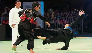  ??  ?? Perfect end: Malaysia’s Faizul Nasir (red corner) going into the attack against Vietnamese Nguyen Dinh Tuan in the Putra B final yesterday.