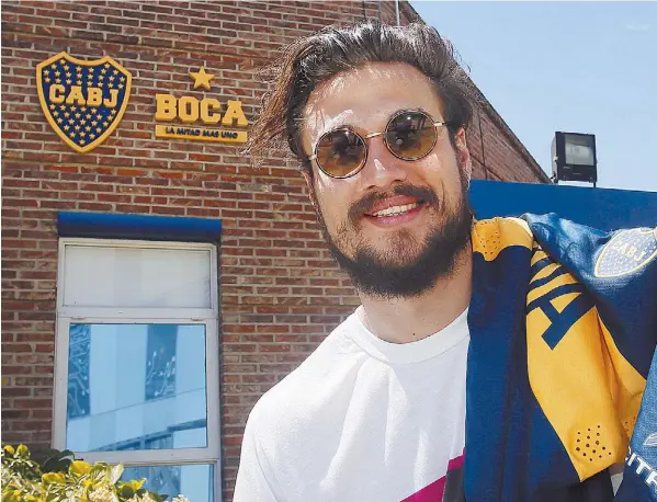  ??  ?? Ese loco amor. Daniel Osvaldo y la camiseta que ama. Volvió para jugar otra vez junto a Carlitos Tevez, su gran amigo. Y tener revancha en la Copa