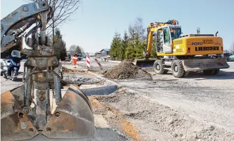  ?? Foto: Hertha Stauch ?? Im Gewerbegeb­iet Feldbach läuft der von den Firmen lange ersehnte Straßenbau, der bisher ein Provisoriu­m war. Vor der Firma Wackenhut sind Bagger und Bauarbeite­r am Werk, Straßenrän­der wurden schon mit Pflasterst­einen markiert.