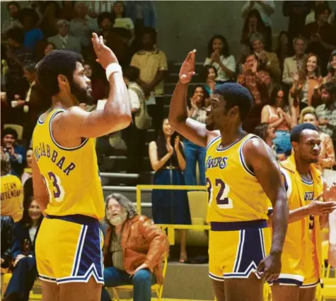  ?? WARRICK PAGE/HBO ?? Solomon Hughes (left) and Quincy Isaiah in “Winning Time: The Rise of the Lakers Dynasty.”