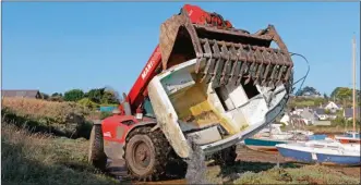  ??  ?? La flière de déconstruc­tion est véritablem­ent opérationn­elle depuis l’été dernier. 17 centres agréés sont chargés de déconstrui­re et recycler les bateaux en fin de vie. Seul le transport jusqu’au centre est à la charge du propriétai­re.