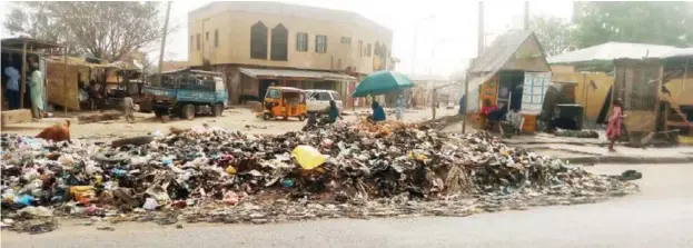  ?? ?? Another part of Airport Road in Kano city taken over by refuse