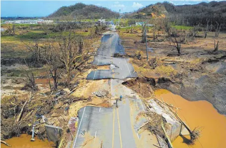  ?? FOTO: AFP ?? Die zerstörte Straße in Toa Alta westlich von San Juan zeigt, wie schwer Hurrikan „Maria“den Inselstaat Puerto Rico getroffen hat.