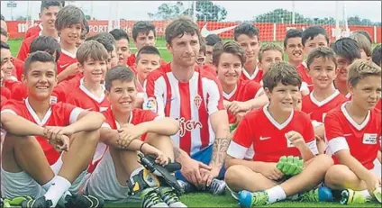  ?? FOTO: SPORTING ?? Nuevo hogar Amorebieta posa junto a varios niños en las instalacio­nes de Mareo