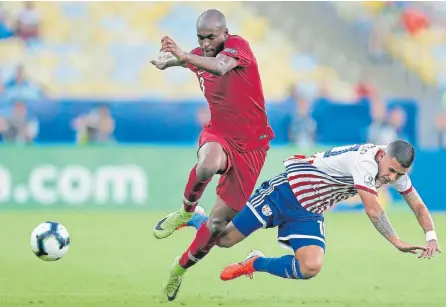  ?? EFE ?? Abdelkarim Fadlalla disputa un balón con Derlis González. El juego del Grupo B estuvo marcado por los choques y más emociones.