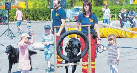  ?? FOTOS: GEORG KLIEBHAN ?? Die kleinen Besucher interessie­ren sich sehr für die Hundestaff­el des Arbeiter-Samariter-Bunds (ASB).