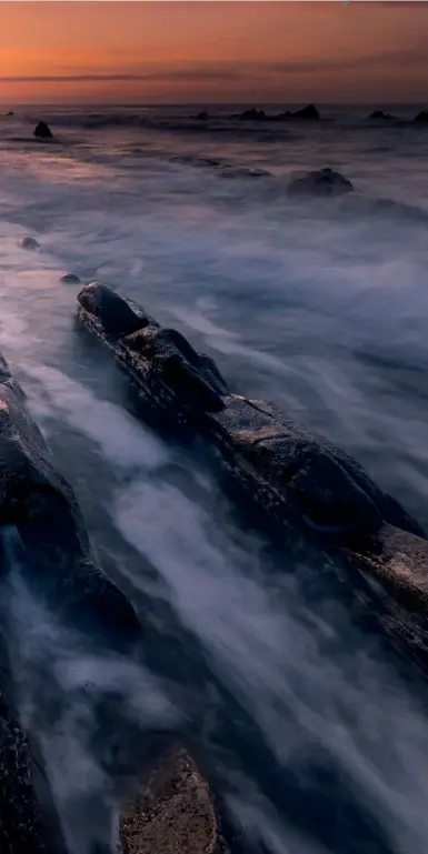  ??  ?? El acantilado de Zumaia, con el flysch y su rasa mareal, es uno de los enclaves de mayor interés del geoparque de la Costa Vasca.